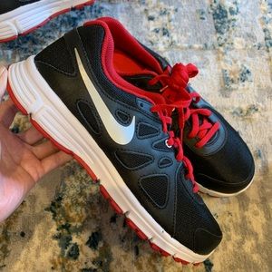 Nike Revolution 2 Sneakers Black & Red Boys US Size 5Y 555082-020 New